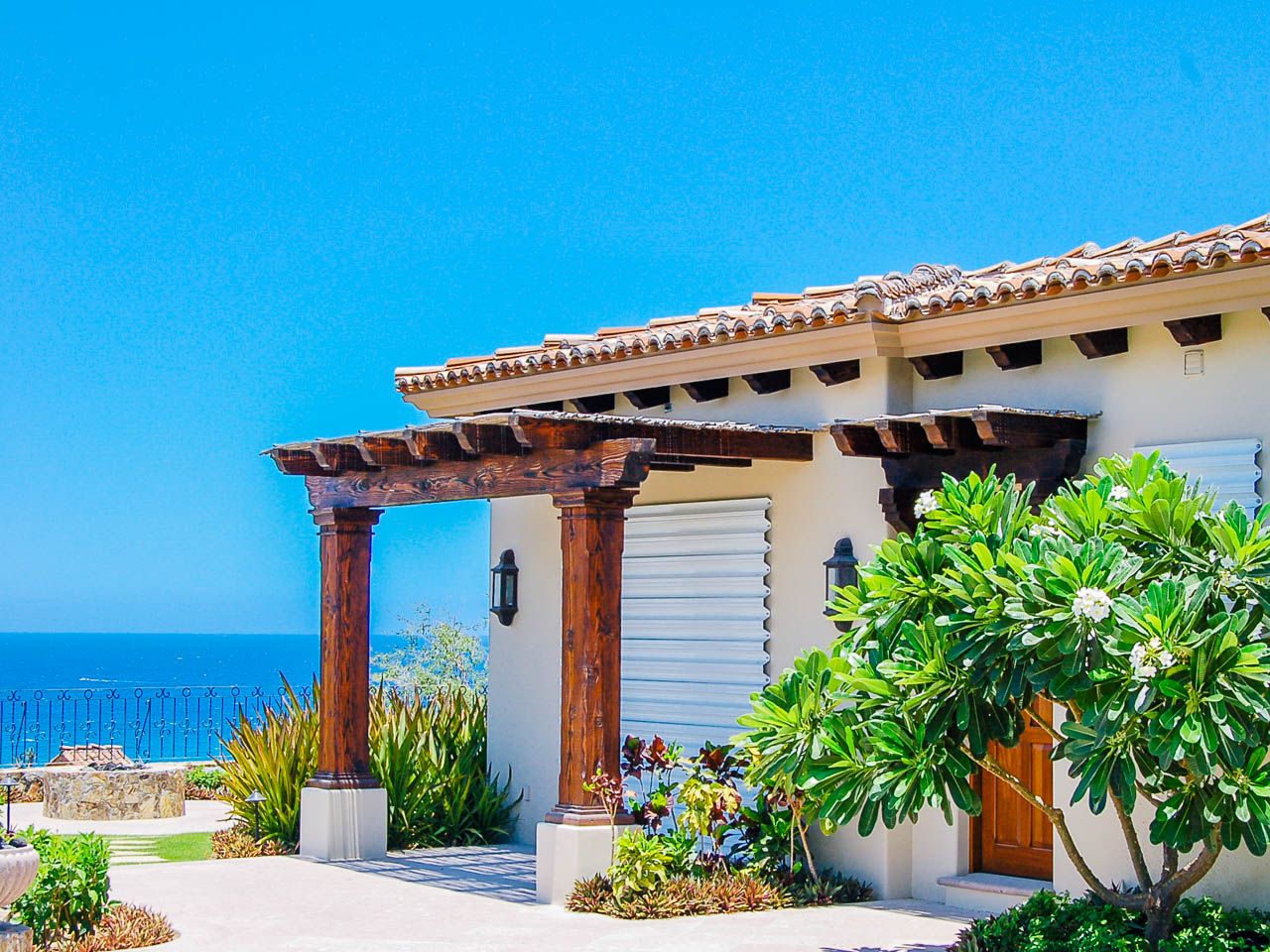 /san-jose-del-cabo-panel-shutters